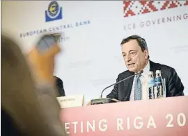  ?? ILMARS ZNOTINS / AFP ?? Mario Draghi, president del BCE, a Riga (Estònia) ahir