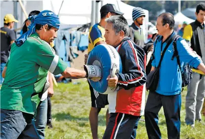  ??  ?? Clases de box para distraerse mientras deciden sus siguientes acciones. ALFREDO ESTRELLA/AFP