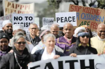  ?? ARMAND HOUGH/African News Agency (ANA) ?? Faith leaders of Cape Town and peace-loving citizens from all over the Western Cape united to participat­e in a Silent Peace and Prayer March, yesterday in the run-up to today, Internatio­nal Day of Peace. |