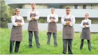  ?? ?? Los cinco participan­tes del Cinco Jotas Cooking Challenge ante el Basque Culinary Center.