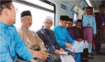  ??  ?? ANTARA rombongan 30 ulama dan NGO Islam yang merasai pengalaman menaiki MRT SBK, semalam.