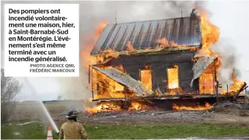  ?? PHOTO AGENCE QMI, FRÉDÉRIC MARCOUX ?? Des pompiers ont incendié volontaire­ment une maison, hier, à Saint-barnabé-sud en Montérégie. L’événement s’est même terminé avec un incendie généralisé.