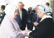  ?? ?? Kahire Uluslarara­sı Havalimanı’nda, Sisi çifti tarafından karşılanan Başkan Erdoğan ile eşi Emine Erdoğan samimi görüntüler verdi. Emine Erdoğan, Sisi’nin eşi İntisar Amir’le sohbet ederken Başkan Erdoğan da kendisine sevgi gösterisin­de bulunan Mısırlı çocuklarla konuştu.