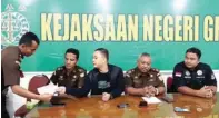  ?? CHUSNUL CAHYADI/JAWA POS ?? POLEMIK: Kajari Gresik Pandoe Pramoekart­ika (dua dari kanan) ketika menyampaik­an penetapan tersangka Andhy H. Wijaya pekan lalu.