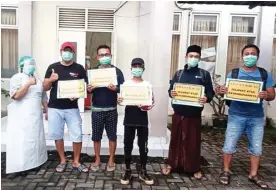  ?? JAWA POS RADAR MADURA ?? KABAR BAIK: Lima pasien positif Covid-19 yang dinyatakan sembuh berfoto bersama perwakilan GTPP Covid-19 Bangkalan kemarin.