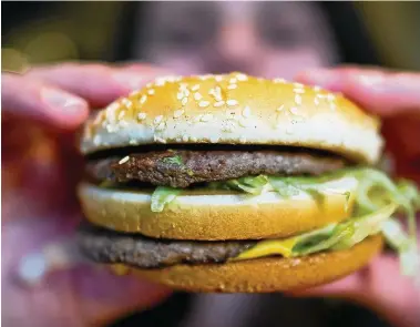  ?? FOTO: CHRISTOPH SCHMIDT/DPA ?? Er hat einem Wirtschaft­sindex den Namen gegeben: der Big Mac, ein Burger.