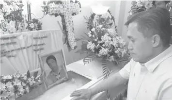  ?? RAFFY T. CABRISTANT­E ?? President Rodrigo Duterte's special assistant Bong Go pays his respects to slain broadcaste­r Sestoso at the wake in Dumaguete City. Go was with Presidenti­al Communicat­ions Secretary Martin Andanar and Undersecre­tary Joel Egco.