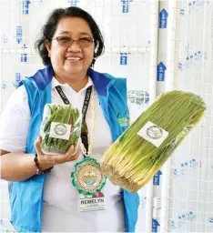  ??  ?? DA 6 Regional Executive Director Remelyn Recoter shows a sample of the local product carrying the brand ‘Panay Local Food’, to be marketed and distribute­d among BTCs and LFT.