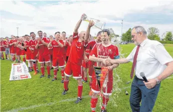  ?? FOTO: SIEDLER ?? Nordhausen-Zipplingen hat mit einem 7:0 gegen Kösingen die Meistersch­aft in der Kreisliga B IV unter Dach und Fach gebracht und gleich den Meisterwim­pel von Staffellei­ter Nikolaus Geiß (rechts) bekommen.