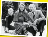  ??  ?? INFANZIA REGALE Emanuele Filiberto a
10 anni con il padre Vittorio Emanuele di Savoia (oggi 82 anni) e la madre Marina Doria (84) a Ginevra.