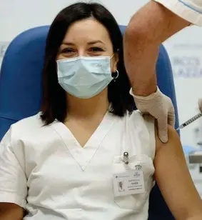 ??  ?? Claudia Alivernini, 29 anni, infermiera allo Spallanzan­i. è stata la prima a ricevere il vaccino