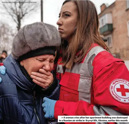  ?? EVGENIY MALOLETKA/AP/REX/SHUTTERSTO­CK ?? > A woman cries after her apartment building was destroyed in a Russian air strike in Kryvyi Rih, Ukraine, earlier this month