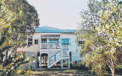  ?? Pictures: @river.hazel ?? Kat Creasey and Matt Whalley (top right) treat farmstay guests to a slice of life in the Scenic Rim as they transform their new home, Olive View Estate.