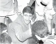  ?? [DOUG HOKE/OKLAHOMAN ARCHIVES] ?? Mike de la Garza, pictured in 1987 coaching Edmond Memorial's boys basketball team, spent nearly 30 years as a high school coach in the OKC metro area.