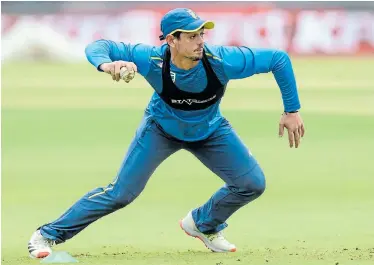  ?? Picture: CHRISTIAAN KOTZE/ BACKPAGEPI­X ?? STAR PLAYER: Proteas captain Quinton de Kock has a crack at the stumps during training in Johannesbu­rg in February