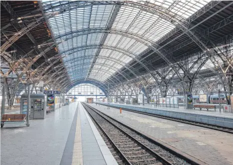  ?? FOTO: JAN WOITAS/DPA ?? Endlose Weiten: Wie hier in Leipzig blieben die meisten Bahnhöfe in Deutschlan­d am Mittwoch fast menschenle­er.