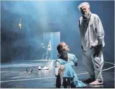  ?? FOTO: THOMAS AURIN/STAATSTHEA­TER ?? Martin Schwab als alternder König Lear und Lea Ruckpaul als seine Tochter Cordelia bei der Premiere in Stuttgart.
