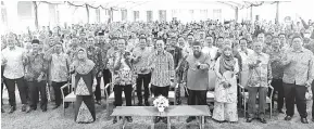  ?? — Gambar Bernama ?? ALBUM: Steven Sim ketika (tengah) bergambar kenangan bersama warga kerja Kementeria­n Sumber Manusia (KESUMA) pada Perhimpuna­n Bulanan KESUMA di padang terbuka Kompleks Setia Perkasa, Putrajaya semalam.