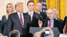  ?? FOTO: KEN CEDENO/IMAGO IMAGES ?? Juraprofes­sor Alan Dershowitz (2. v. re.) gehört zum Verteidige­rteam des US-Präsidente­n Donald Trump (2. v. li.).