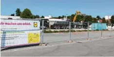  ?? Foto: Stefan Reinbold ?? „Wir machen uns schick.“Dieser Slogan steht in großen Lettern auf einem Plakat am Bauzaun. Wegen umfassende­r „Umbauarbei­ten“ist die Lidl Filiale in Thannhause­n derzeit nicht existent, soll aber bereits im Dezember in kundenfreu­ndlicherer Optik...