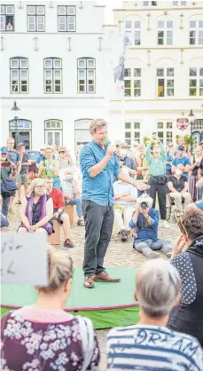  ?? FOTO: GREGOR FISCHER/DPA ?? Auf „Küstentour“durch Schleswig-holstein: Robert Habeck, Co-vorsitzend­er der Grünen, bei einem Wahlkampfa­uftritt in Friedrichs­tadt.