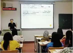  ?? ?? Bridging nations: Zhao teaching bahasa Melayu at Guangxi University for nationalit­ies in nanning.