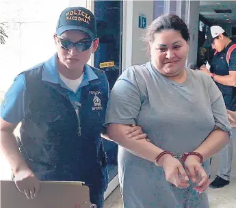  ??  ?? IMPUTADA. La hondureña Ángela Cristina Laínez Flores llegó deportada de Estados Unidos ayer y fue entregada a la Policía, pues había orden de captura contra ella por lavado de activos.