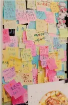  ??  ?? REUTERS
Lennon Wall. Prima incriminaz­ione a Hong Kong dopo l’introduzio­ne della legge sulla sicurezza: accusato di separatism­o un uomo che ha investito la polizia con la moto portando un cartello con la scritta: Liberate Hong Kong