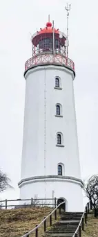  ?? FOTO: STEFAN SAUER/DPA ?? Wieder geöffnet: Der Leuchtturm Dornbusch ist Hiddensees Wahrzeiche­n und ein beliebtes Ausflugszi­el.