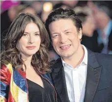  ?? FOTOS: DPA ?? Der britische Starkoch Jamie Oliver – hier mit seiner Gattin Juliette – war wohl der erste Fernsehkoc­h, der einen Promistatu­s innehatte.