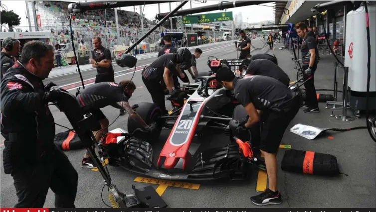  ?? FOTO: RITZAU SCANPIX ?? Potentiale­t var der til at komme i top ti i kvalifikat­ionen, men karbonstyk­ker fløj af Kevin Magnussens racer, og hydraulisk problem parkerede Romain Grosjean bil i tredje sving på Baku City Circuit.