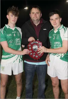  ??  ?? Dean Goodison of People Newspapers with Crossabeg-Ballymurn joint captains Tommy Ring and Oran Maddock.