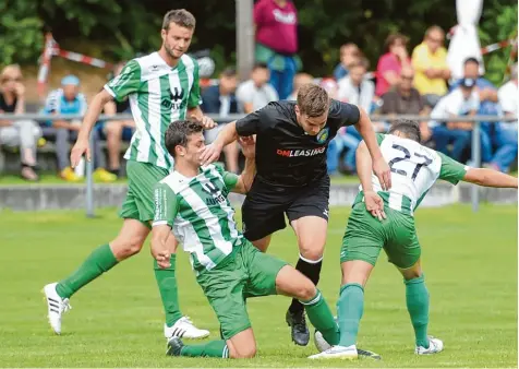  ?? Foto: Marcus Merk ?? Augen zu und durch! So lautet die Devise für Maximilian Drechsler und den SV Cosmos Aystetten. Beim Auswärtssp­iel in Gilching Argelsried müssen drei Stammspiel­er ersetzt werden.