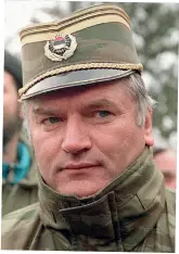  ??  ?? TIL VENSTRE: General
Ratko Mladic´ . UNDER:
Den nederlands­ke basen og hovedkvart­eret i Srebrenica.