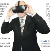  ?? Bohuslav Sobotka si včera v Mladé Boleslavi vyzkoušel brýle pro virtuální realitu FOTO MAFRA – P. TOPIČ ??