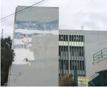  ??  ?? Indignació­n. El mural de Ángel Haché en UTESA, borrado con pintura gris.