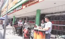  ??  ?? ALEGRÍA. Dentro de las actividade­s de celebració­n en Plastikal se ofreció un espectácul­o de música en vivo.