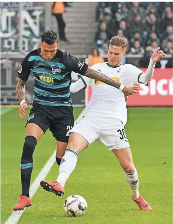  ??  ?? Berlins Stürmer Davie Selke (l., mit Borussias Nico Elvedi) stellt Mönchengla­dbachs Defensivab­teilung vor so große Probleme wie lange kein Gegner mehr.