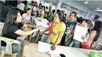  ?? SUNSTAR FOTO / ALEX BADAYOS ?? CONSULTATI­ON MEETING. City of Naga Mayor Kristine Vanessa Chiong (left) talks to evacuees from landslide-stricken areas about the City’s offer: move in to the relocation site either in the Balili property in Barangay Tina-an or in Barangay Valencia in Carcar City or take the money and rebuild somewhere else.