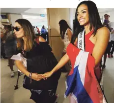  ??  ?? ¡BUEN VIAJE! Acompañada en todo momento por su equipo de trabajo, Kiara Liz partió ayer hacia Tailandia para iniciar su participac­ión en el certamen de Miss Universe.