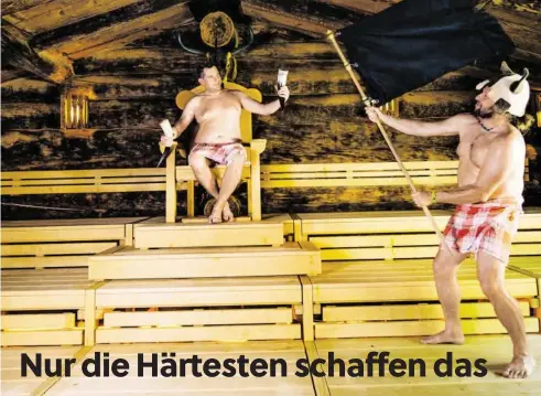  ?? BILD: SN/MARCO RIEBLER ?? Ein ritueller Keltentanz in der Bergsauna im Aqua Salza. Die Saunameist­er Markus Sommerauer und Hannes Erlac wacheln – und genießen.
