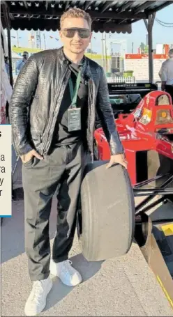  ?? ?? Jorge Lorenzo, en una imagen de archivo, posa con un Ferrai de F1.