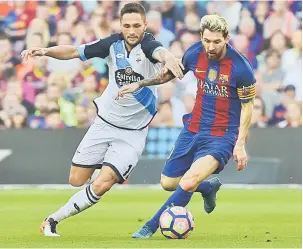  ?? — Gambar Reuters ?? SUKAR DIKAWAL: Messi (kanan) bersaing dengan pemain Deportivo, Florin Andone pada aksi La Liga Sepanyol di Nou Camp, Barcelona Sabtu lepas.