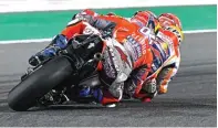  ?? MOTOGP ?? KETAT: Bintang Ducati Andrea Dovizioso (kiri) bertarung ketat melawan juara bertahan dari Repsol Honda Marc Marquez pada MotoGP Qatar (18/3).