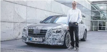  ?? FOTO: DIETER REBMANN/MERCEDES-BENZ AG ?? Chefingeni­eur Jürgen Weissinger mit seinem jüngsten Baby, der neuen S-Klasse.