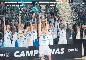  ?? FOTO: EFE ?? La capitana Sílvia Domínguez levanta el trofeo. El Avenida logró su octava Copa