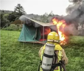  ?? FOTO RR ?? “Zorg dat iedereen in veiligheid is. Je laat beter je tent afbranden dan tijd te verliezen met blussen”, is een van de adviezen.