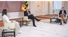  ?? FOTO: BRITTA PEDERSEN/DPA ?? Bundespräs­ident Frank-Walter Steinmeier empfing die Covid-19-Genesenen Nadja Alzner (l.) und Joachim Huber (r).