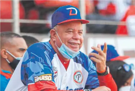  ??  ?? Félix Fermín luego de irse con las manos vacias durante una docena de años, levanta el trofeo de campeón tanto con las Aguilas como en la Serie del Caribe.