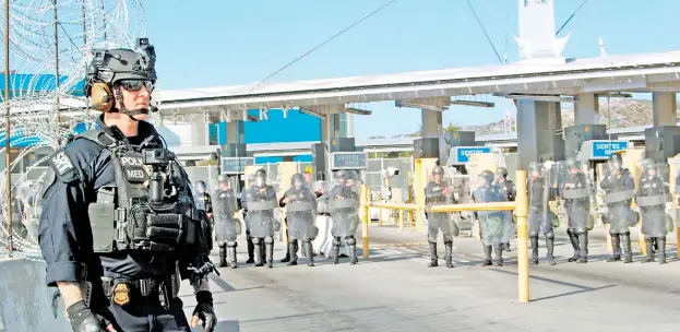  ?? /CARLOS LUNA ?? En Tijuana, elementos de la Patrulla Fronteriza de EU cerraron la garita de San Ysidro para realizar un ejercicio de control de multitudes